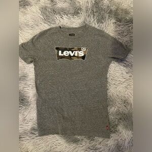 Grey Camo Logo Levi’s Boys t-shirt. Size 10/12